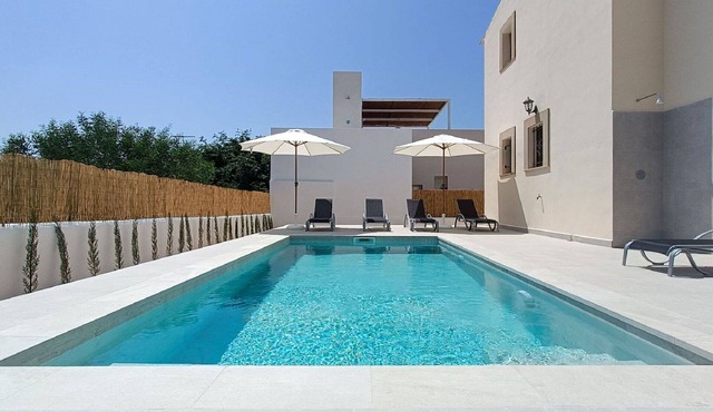 Beautiful private villa for 8 people with WIFI, A/C, private pool, TV and patio in Campos