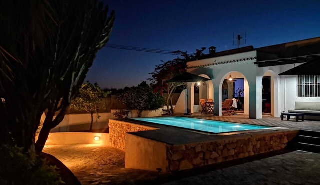 Beautiful Villa with swimming pool in Ibiza town. in Eivissa