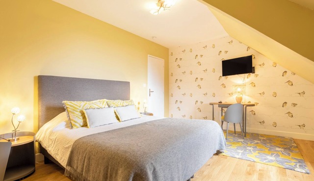 Bed and Breakfast 'Madame De Maintenon' with Shared Terrace, Shared Garden and Wi-Fi in Concarneau