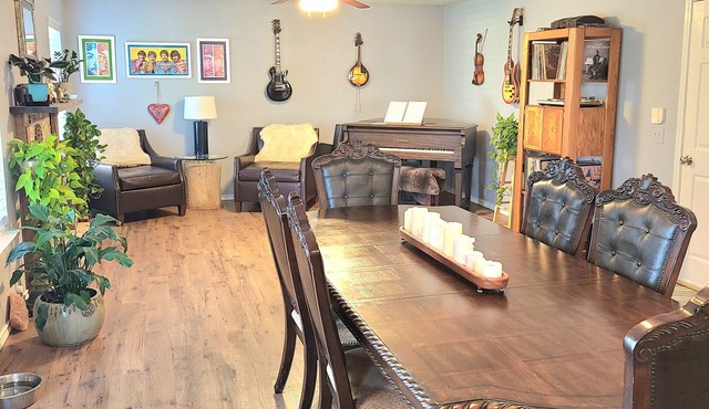 Big and Cozy Retreat Near Stockyards, 15 minutes from everything Fort Worth!