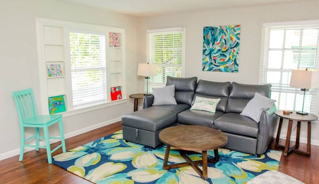 Bishop Arts 1BR | Local Art | Walk to Downtown