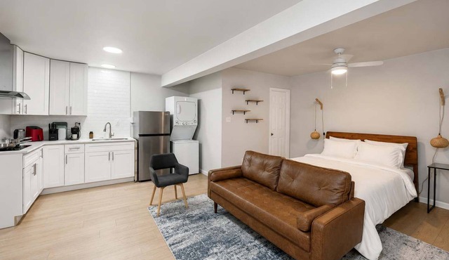 Bishop Arts Studio w/Parking, Washer/Dryer, TV