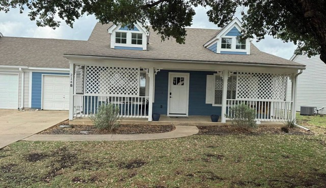 Blue Haven at Salado Plaza. Family friendly townhome w/fenced back yard!