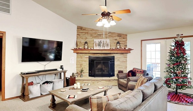 Blue Spruce Retreat, 3 bedrooms, Large Deck, Views, Sleeps 8