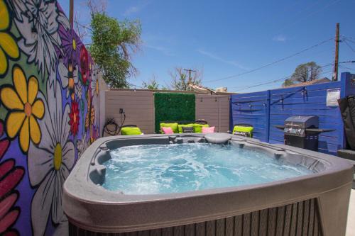 Bohemian ChiC SpaCation-Private HotTub-Close to Downtown-No Pet Fee!