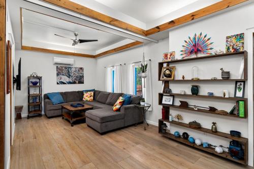 Boho Ranch in Hip East Austin with cowboy pool & hot tub