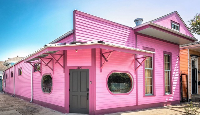 BOOK RED DRESS RUN & DIRTY LINEN SAVE NOW ONLY 0.5 MILES TO THE FRENCH QUARTER in New Orleans
