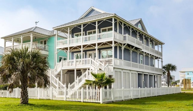 Booking NOW for fall! 5 min walk to beach! Wrap @decks. Gulf Views!