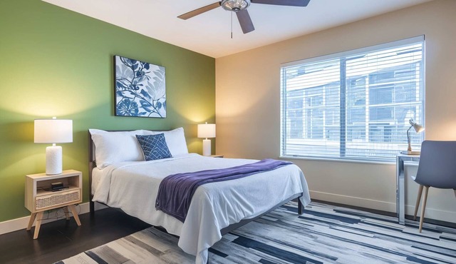 Boulevard Stays Relaxed 1BR King Suite Near Downtown, Pool & Gym Access