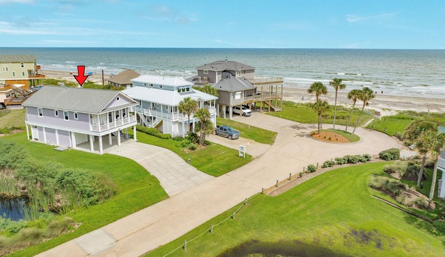Bright & Airy 3rd Row Home w/Gulf Views, 2 Decks, Outdoor Shower, Free Wifi