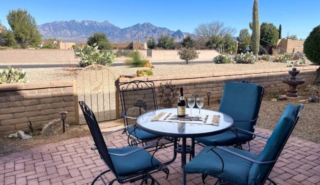 Bright & Cheerful Mountain View Townhome in Santa Rita Springs Green Valley