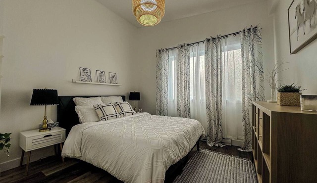 Bright Home with Balcony - 15 min to Premium Outlets in Mirabel
