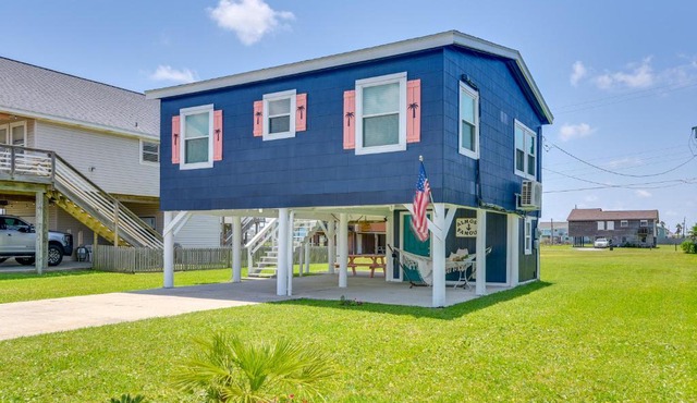 Bright Jamaica Beach Getaway Less Than 1 Mi to Shore!