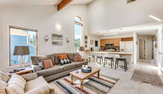 Bright Townhome - 1 Mile to Downtown Cloudcroft