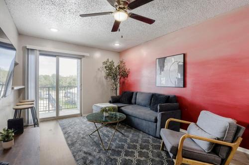 Bright Trendy Getaway 2B - Sleeps 6 - Pool, Prkg
