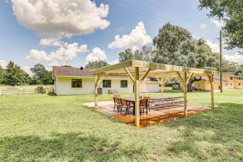Bright Wallis Cottage w/Pergola & Grill!