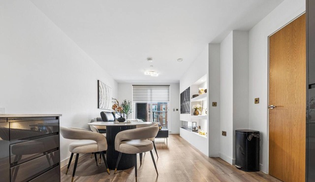 Bright Waterfront Cardiff Bay Apt for Small Group by AltoLuxo in Cardiff