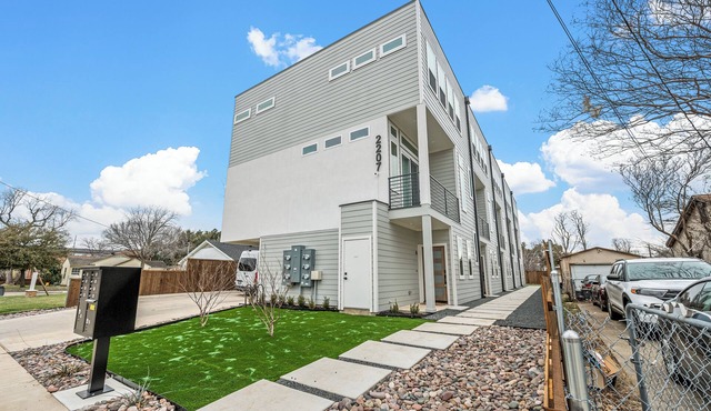 BRs w/Ensuite Baths l Pet-Friendly l Central Loc