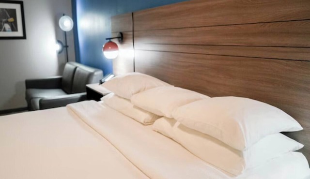 Budget-friendly King Room Perfect for Couples w/Free Parking Included