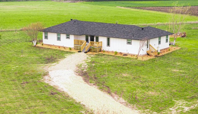 Bungalow on 3 Acres - Hot Tub& Firepit