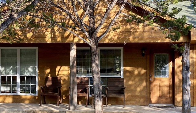 Cabin B (Casa Blanca), 1BR/1BA, Sleeps 4, Porch, Grill