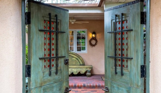 Casa De Catia, Historical adobe on Canyon Road.