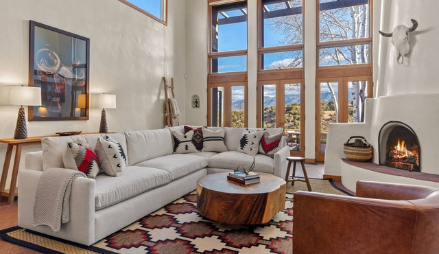 Casa Serenata, Gated luxury home near Santa Fe Opera and Tesuque, mountain views