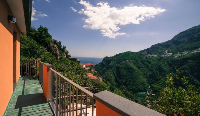 Catarì studio apartment: sleeping in a scenic lemon grove on the Amalfi Coast! in Scala