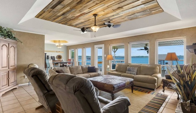 Cedar Creek Lake Escape Lakefront + Private Dock