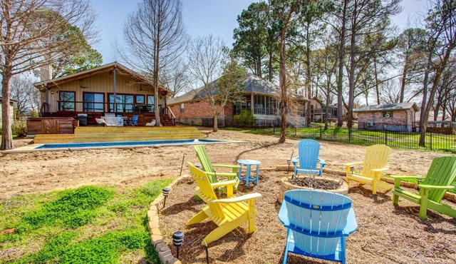 Cedar Creek Lakefront Vacation Rental w/Pool