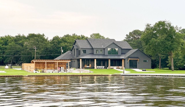 Cedar Creek Lakefront escape w/pool, boat launch, pickleball, theater, arcade