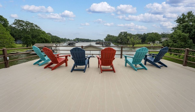 Cedar Creek Lakehouse w/Golfcart & Dbl Decker Boat Dock with Deep Water