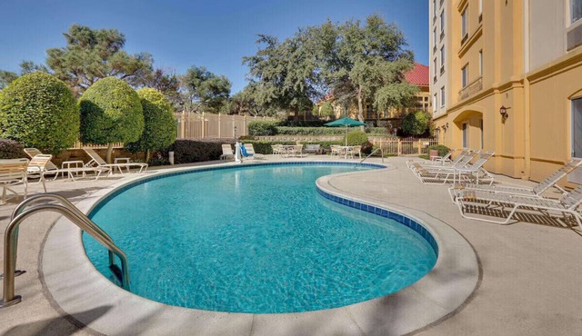 Central Expressway Two Double w/Breakfast & Pool