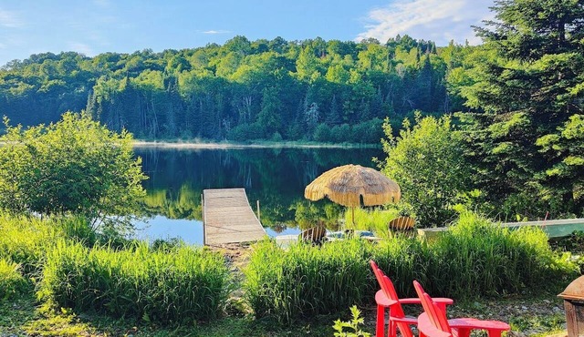 Chalet spa bord de lac | Kayaks, nature et détente à Mandeville, Lanaudière in Mandeville