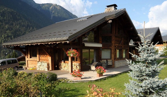 Chamonix Mont Blanc, new Savoyard chalet, large south-facing terrace, garden, 5 rooms. in Chamonix-Mont-Blanc