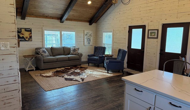 Charming 2-bedroom farmhouse in awesome Sulphur Springs, Texas