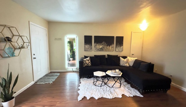 Charming 2-bedroom apartment with WiFi, AC near downtown Austin