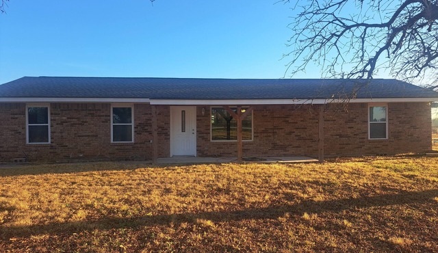 Charming 2-bedroom farmhouse with AC in peaceful Bowie