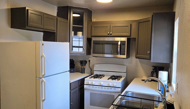Charming 2-bedroom house in Olney with AC and WiFi