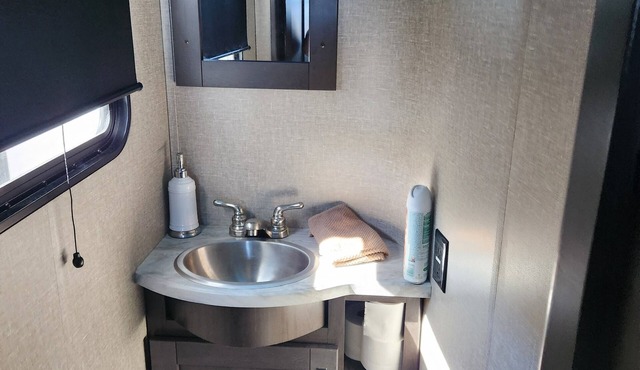 Charming 2-bedroom RV in Benson with fitness room, AC, pool, club house