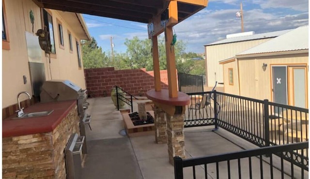 Charming 3 Bedroom house w/fire pit, water fall, outdoor grill, wrap around deck