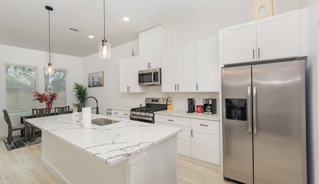 Charming 3-bedroom bed & breakfast with AC, WiFi in Grand Prairie