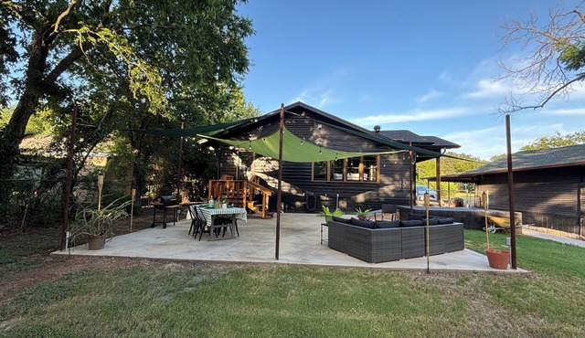 Charming 3-bedroom bungalow, sleeps 8, fire pit, playground, laundry & yoga
