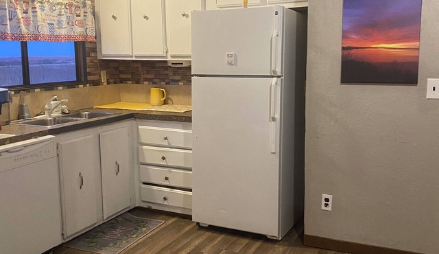 Charming 3-bedroom house with WiFi, AC near ArtCity. Safe & quiet country view.