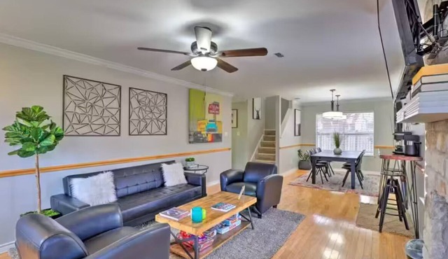 Charming 3-bedroom house North Austin Abode: Sleeps 9, 10 Mins to Domain!