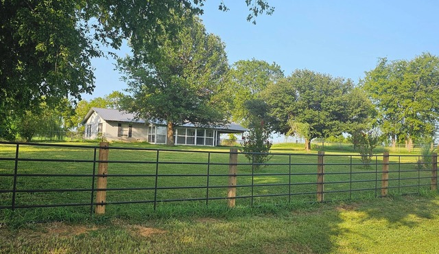 Charming 3-bedroom house with WiFi and AC in cool Canton