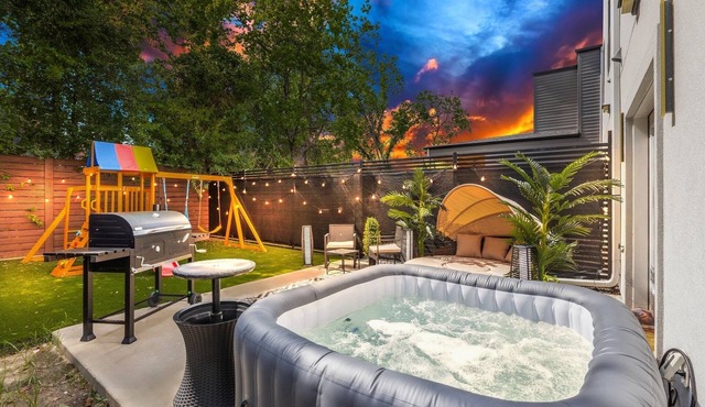Charming 4-bedroom house w/Game room & Spa, WiFi in vibrant Dallas