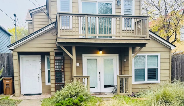 Charming 4BR Home: Prime Spot in North Loop, Close to Everything