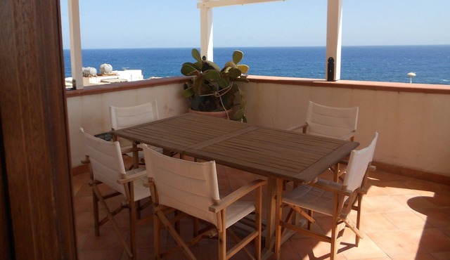 Charming airplane house by the sea with terrace in Marettimo