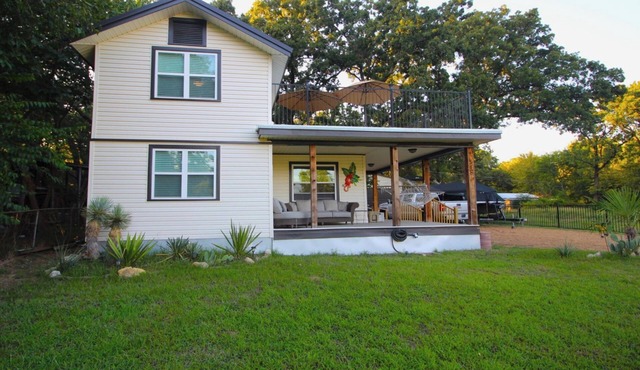 Charming and cozy. Vintage New Orleans vibe. Balcony view, hot tub and fire pit.